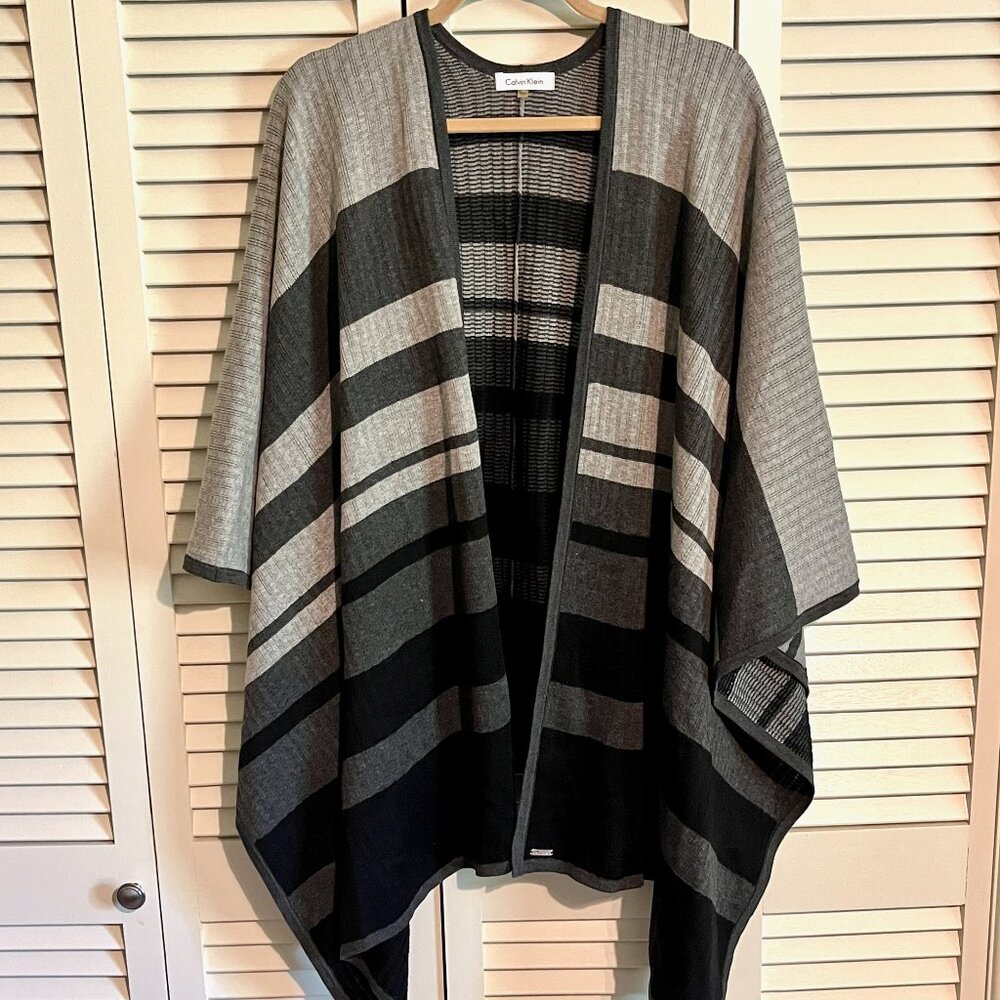 Calvin Klein Ruana / Wrap / Shawl * One Size * Gray Tones * Excellent Cond.